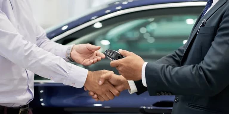 ¿Cómo verificar si un coche tiene crédito o está en garantía?